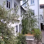 Mittendrin Mit Parkplatz