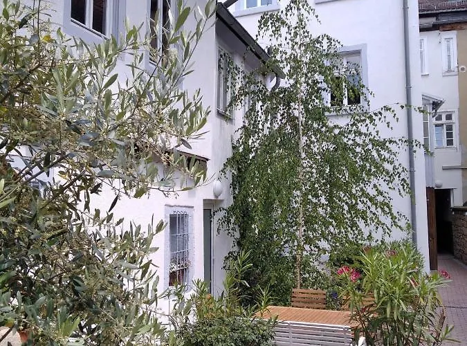 Mittendrin Mit Parkplatz